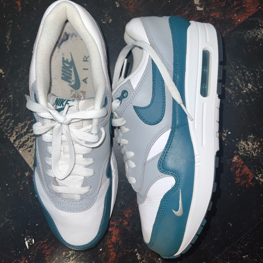 GUC MENS Nike sneakers size 7.5 woman’s 9